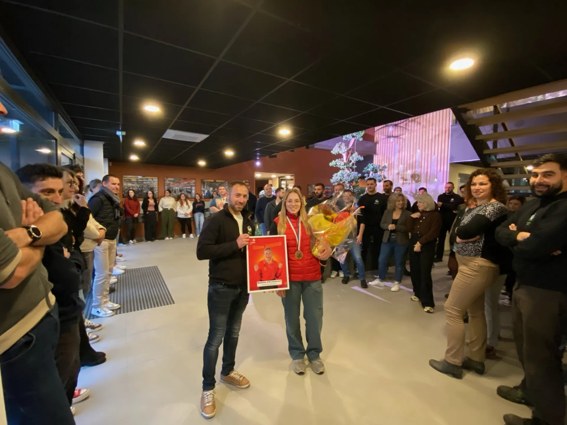 Remise d'un bouquet à Élise au sein du Groupe Surplus Recyclage